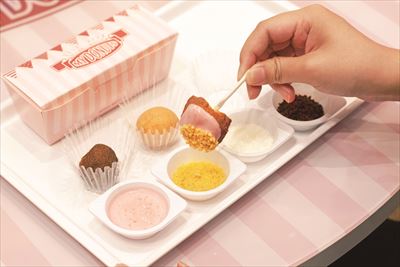 There is also a corner where you can try out donut ball topping (300 yen).