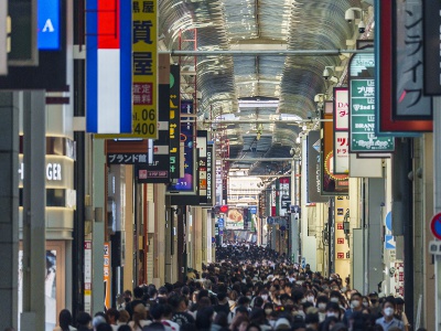 Shinsaibashisuji Shopping Street as seen from Nanba Ebisubashi. It is crowded with locals and tourists.