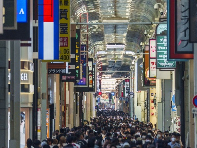 難波戎橋から見た心斎橋筋商店街。地元の人や観光客で賑わう。