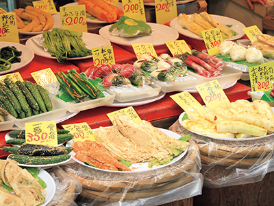 鮮魚から漬物、青果まで実に多彩な店が軒を連ねる。早朝は地元の料理人が行き交い、昼頃から観光客でにぎわいをみせる。