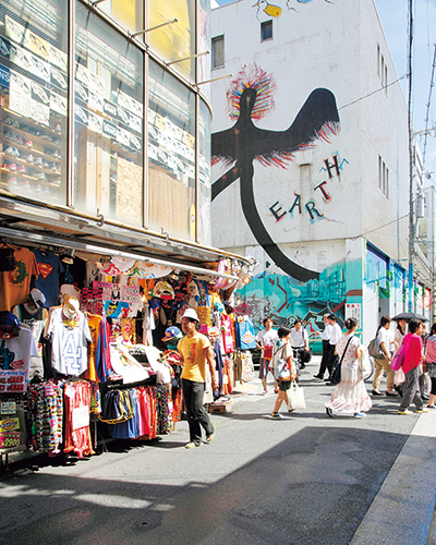 古着屋やアパレルショップ、レコード店などが並び、休日には買物客でにぎわう。