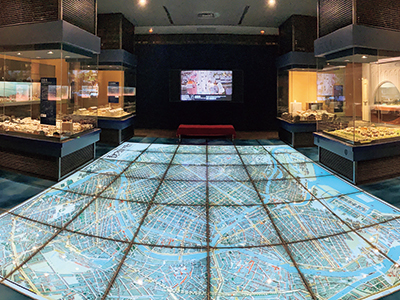 On the central floor of the 8th floor, there is an exhibit of a panoramic map of Osaka City in 13, showing the entire city of Osaka.