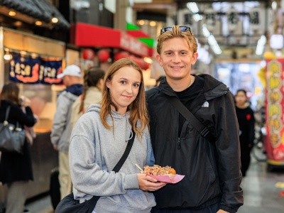 The market is extremely popular with international tourists and bustling every day.