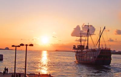 Twilight cruises to watch the sunset are also available on weekends and holidays from July to October.