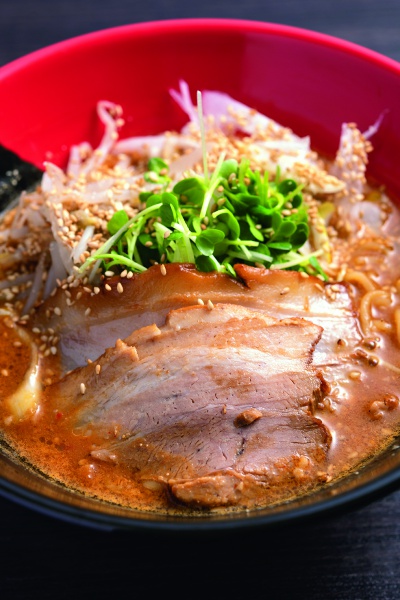 こっくりとした味噌のまろやかな風味がたまらない特製味噌ら～めんちぢれ麺990円。スープは醤油よりもとろりとしたのど越しで、麺に良くからむ。