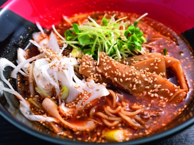 The Heisei Ramen (990 yen) is a spicy ramen made with special spicy miso. The curly noodles are accented with the texture of white leek and radish sprouts. The spiciness is addictive once you eat it.