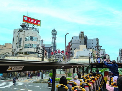 Tsutenkaku Tower, the symbol tower of Osaka, stands in the middle of Shinsekai. The observatory on the top floor houses a Billiken statue that is said to make you happy when you touch the soles of your feet.