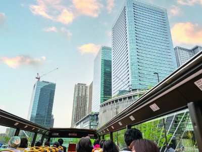 いつもより高い目線から眺める高層ビルは迫力たっぷり。日々変わる大阪の情報を盛り込んだガイドも魅力。