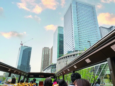 The skyscrapers, viewed from a higher point of view than usual, are powerful. The guide with information about Osaka that changes daily is also attractive.