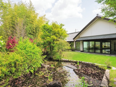 The garden is the pride of the Kuboso Memorial Museum of Art, Izumi. Be healed by the beautiful view full of greenery.