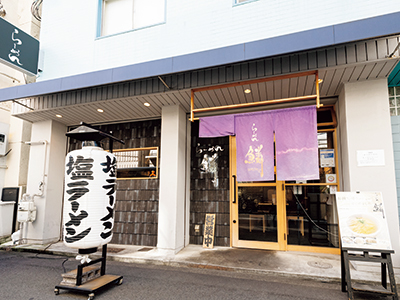 平日に行くならオープン直後、もしくは13:30 以降に訪れると比較的すんなりと入りやすい。