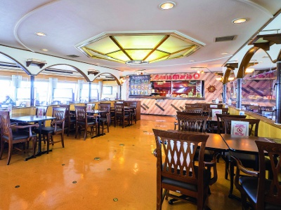 There is a food counter on board and you can enjoy drinks and snacks.