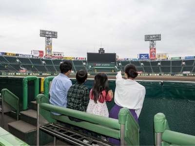 スタジアムツアー2000円では、球場の中を解説を聞きながら見学できる。