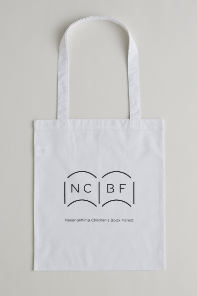 The tote bag, which costs 1,200 yen, is large enough to fit an A4 size document and is convenient as a secondary bag.