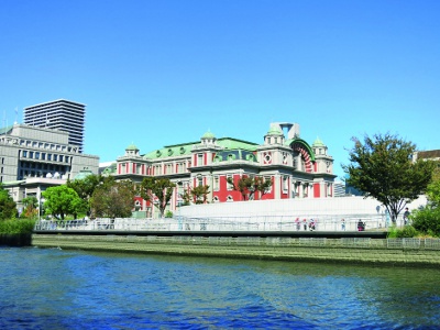 The symbol of Nakanoshima, Osaka City Central Public Hall, can also be seen from the ship.