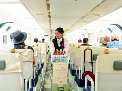 On board, there will be a cart selling canned beer, tea, and other drinks, as well as ice cream.