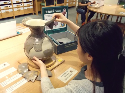 8階歴史を掘るコーナーでは土器復元パズルや地層はめこみパズルが体験できる。