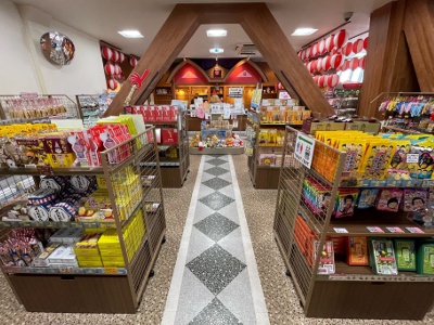 The souvenir corner on the second floor of Tsutenkaku is full of Osaka souvenirs inspired by Tsutenkaku and Billiken. It is also recommended as a souvenir for friends.