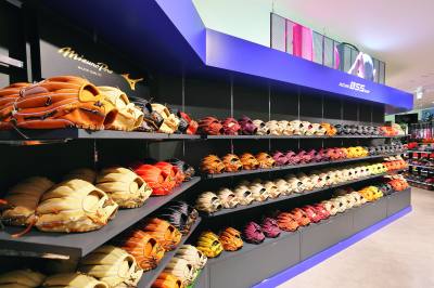 The 6th floor is for baseball & softball where it features 1000 types of gloves. Gloves used by professional baseball players are also displayed, so there is plenty to see on this floor.