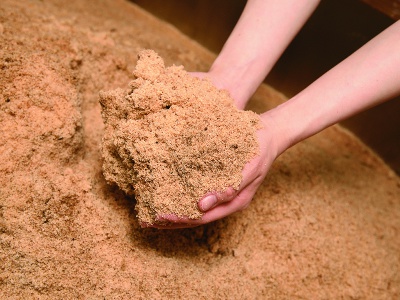 軽く柔らかなヒノキパウダーは特殊加工で1㎜以下まで細かくしたものだけを使用。驚きのフィット感を体感して。