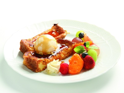 季節の果物を添えたフレンチトースト1210円。