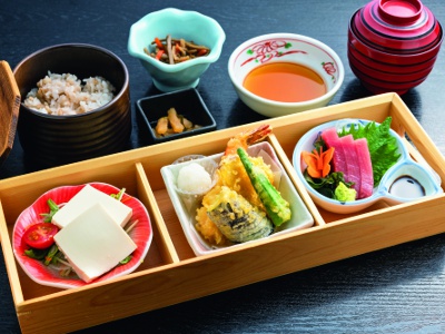 レストラン「湯上がり茶屋一休み」でいただける自家製豆腐が自慢の一休御前1310 円。
バランスが良く、豊富な栄養素を含む麦ご飯付き。