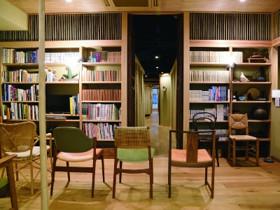 アンティーク家具やセンスのいい蔵書に囲まれた院内。間接照明の光が落ち着く。