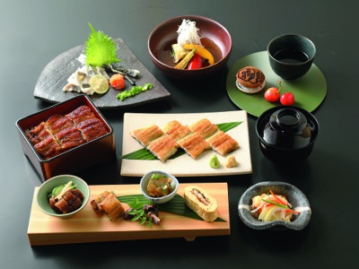季節の前菜や刺身、天ぷらなどが付く会席野菊～のぎく～1万円。旬の食材とうなぎの贅沢な共演を楽しんで。