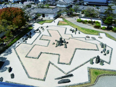 昭和28年に作庭家の重森三玲氏によってつくられた岸和田城庭園。