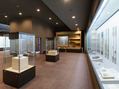 There are three exhibition rooms in the memorial hall: a planning exhibition room, a sake reference room, and a Sasabe Sakura reference room.