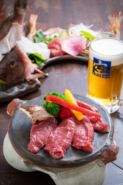 There are a variety of unique items on the menu, such as the assorted Osaka sashimi from 880 yen for 1 person and the Naniwa black beef grilled on a ceramic plate for 1350 yen.