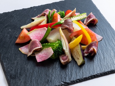 Osaka Vegetable and Kawachi Duck Salad 1300 yen. Vegetables such as water eggplant and Senshu onion from Osaka and seared Kawachi duck are served on a plate.