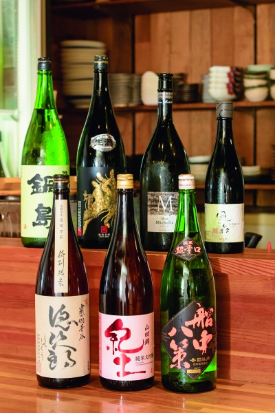 日本酒好きのオーナーが選び抜いた全国各地の地酒が、90ml 638円～のお手頃価格で約20種類スタンバイ。たこ焼きとのマリアージュを楽しんで。