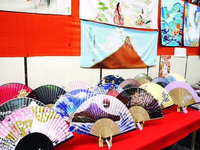 扇子は1000円〜3500円。10種類以上の日本画の扇子がずらりと並ぶ。