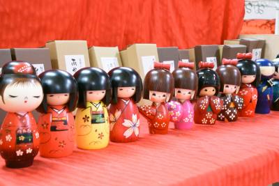 The Kokeshi (from 2750 yen) that has various designs such as facial expression and Kimono patterns is a popular hidden item. It is also recommended to give it with a zabuton as a souvenir.