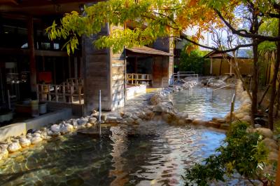 日本の風情漂う日本渓流露天風呂。3 段階のお風呂は、高温・中温・低温に分かれているので、好みの温度を選択しよう。
