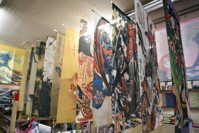 The noren curtain that decorates the room is available from 2860 yen. There are many things with Japanese taste such as Ukiyoe and Manekineko. Character goods are also popular.