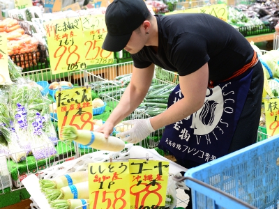 美味しく食べるためのレシピも、スタッフが丁寧に教えてくれる。