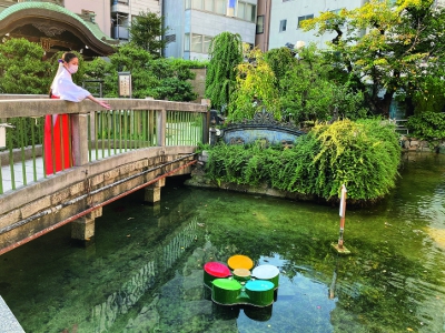 A star-crossed bridge where a man and a woman who meet on the bridge are said to be united. Another popular wish is to throw a prayer ball from a bridge into a pond and place it on a plum-shaped target so that the wish will come true.