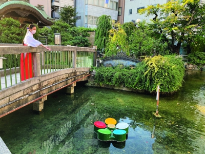 橋の上で出会った男女は結ばれると伝わる星合橋。橋から池に願い玉を投げ、梅形の的に載せることができれば思いが成就するという願掛けも人気。