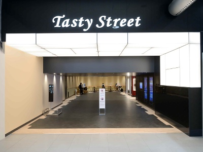 Tasty Streetには関西の飲食店を中心に多様な店舗が並ぶ。