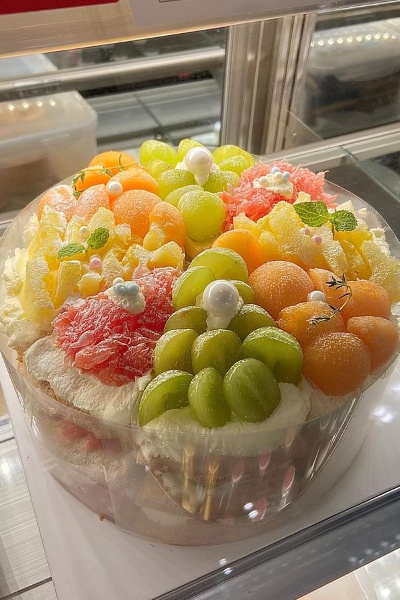 It is also suitable for custom made birthday cakes with plenty of fruit.