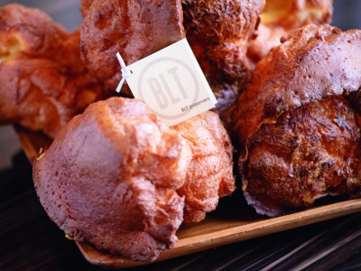 Popovers served as a side bread. The surface is crispy and savory, and the inside is moist and chewy.
