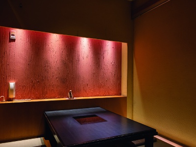 A private room with a Japanese atmosphere. All tables are equipped with induction heaters, which are safe as they do not use fire.