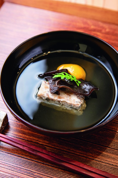 This is a soft-shelled turtle soup that expresses the moonlit night of autumn with pumpkin dumplings and yellow jellyfish. The soup stock of kelp and bonito stimulates appetite.