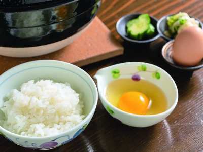 Clay pot rice made from “Shimanto source rice”, topped with a nutritious egg from Tosa Jiro, a local chicken from Kochi.