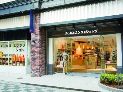 1Ｆには飲食店やグッズショップがあり、誰でも利用できる。