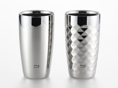 Migakiya syndicate. Right: Double Beer Tumbler 370 ml (Diamond Cut Finish) 9,900 yen, Left: Double Beer Tumbler 370 ml 8,800 yen. The beer bubbles finely and smoothly. The double structure makes it difficult for water droplets to stick.
