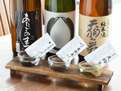 「炉端の佐藤」では、素材のおいしさを最大限に引き出した炉端料理に、日本各地の日本酒を合わせて。お酒に迷ったらおすすめ3種の飲み比べセット1790円を。