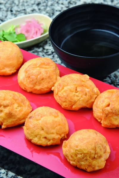 Fluffy Akashiyaki with plenty of eggs is 990 yen for 8 pieces. Dip it in the restaurant's special soup stock. Gari (pickled ginger) is also delicious.